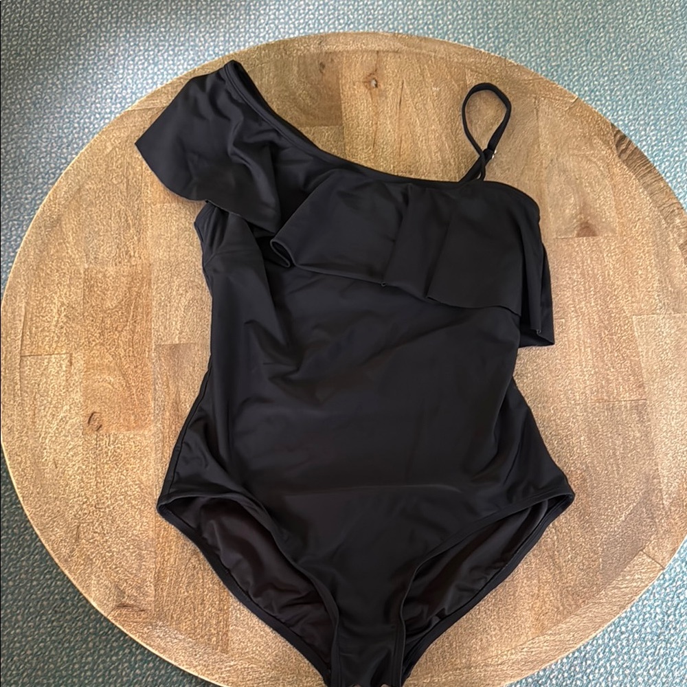 Black One-Shoulder Swimsuit